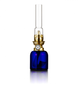 Koholmen Donkerblauw Van Karlskrona lampfabrik - Deze lamp wordt tegenwoordig in drie maten en in verschillende kleuren gemaakt en is uitgegroeid tot een geliefde klassieker.