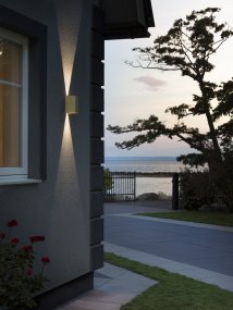 Cremona Messing buitenlamp Van Konstsmide - Dankzij de duurzame materialen en hoge kwaliteit is deze lamp zowel mooi als weerbestendig: een ideale investering voor langdurige stijl en functionaliteit.