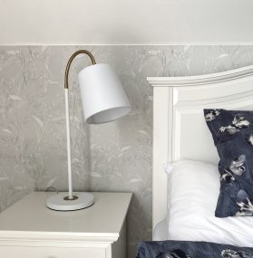 Ljusdal 50cm Wit bureaulamp Van Aneta Lighting - Ljusdal is een stijlvolle tafellamp met een moderne twist.