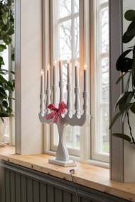 Svaneholm Wit Van Markslöjd - Kandelaar met zeven armen in de kleur wit, past in elk huis.