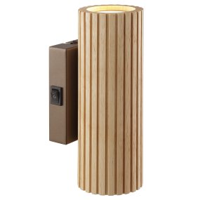 Lakewood 20cm Bruin wandlamp Van Brilliant - Het langwerpige ontwerp verspreidt het licht zowel naar boven als naar beneden langs de muur en creëert een decoratief lichteffect in de ruimte.