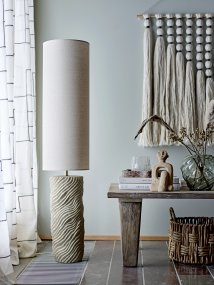 Payah Beige vloerlamp Van Bloomingville - Perfect voor het verlichten van donkere hoeken en tegelijkertijd het cre&euml;ren van een warme en uitnodigende sfeer in de woonkamer, slaapkamer of hal.