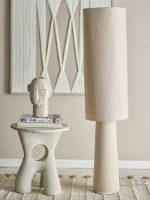 Emmie Natuur vloerlamp Van Bloomingville - De lamp heeft een eenvoudig en natuurlijk ontwerp, met zowel de lampenkap als de voet van prachtig linnen, wat zorgt voor een rustieke en gezellige sfeer.
