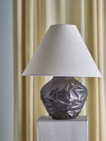 Carolla 50cm Bruin tafellamp Van Bloomingville - De Carolla tafellamp van Bloomingville heeft een unieke, gestructureerde lampenvoet in een diepbruine tint die direct de aandacht trekt en een artistieke uitstraling aan het interieur toevoegt.