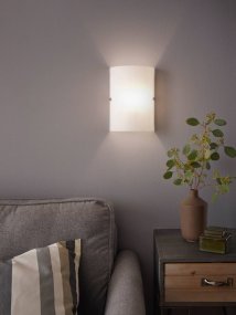 Troy 18cm Wit wandlamp Van Eglo - Met zijn witte kap verspreidt hij een zacht en aangenaam licht, ideaal om een rustige en uitnodigende sfeer te cre&euml;ren in de hal, woonkamer of slaapkamer.