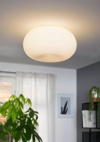 Optica Ø37 Wit plafondlamp Van Eglo - De zachte, ronde vorm in opaalwit glas zorgt voor een aangenaam en diffuus licht, waardoor er een rustige sfeer in uw huis ontstaat.
