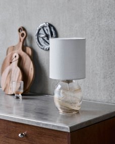 Hite 44cm Gebroken wit tafellamp Van House Doctor - De ronde glazen lampvoet is versierd met een prachtig gebroken wit wervelpatroon, waardoor elk exemplaar uniek is en de lamp een levendige uitstraling krijgt.