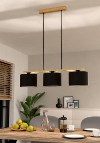 Castralvo 97cm Natuur hanglamp Van Eglo - Deze hanglamp combineert drie zwarte lampenkappen met een voet van licht hout, waardoor een harmonieuze en moderne uitstraling ontstaat.