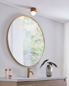 Mosiano Ø11 Goud badkamerlamp Van Eglo - Met zijn zachte, ronde glazen kap en goudkleurige metalen voet creëert hij een warm en uitnodigend licht, perfect voor kleinere ruimtes zoals de hal of de badkamer.