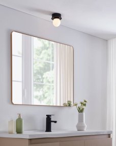 Mosiano Ø11 Zwart badkamerlamp Van Eglo - Met zijn zachte, ronde glazen kap en zwarte metalen voet creëert hij een warm en uitnodigend licht, perfect voor kleinere ruimtes zoals de hal of de badkamer.