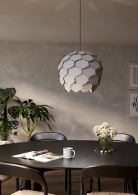 Mattanza Ø50 Grijs hanglamp Van Eglo - De bolvormige vorm en de overlappende platen creëren een speels schaduwspel wanneer de lamp brandt, waardoor er diepte en dimensie aan de kamer wordt toegevoegd.