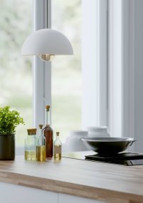 Gaetano Ø30 Wit Van Eglo - Deze hanglamp heeft een stijlvolle, halfronde kap met een witte afwerking die een moderne en strakke uitstraling geeft.