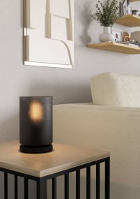 Colomera 20cm Zwart Van Eglo - Het licht verspreidt zich door het semi-transparante glas en creëert een zachte en aangename sfeer.