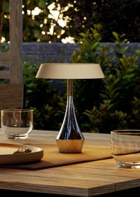 Turcio 20cm Chroom Draagbare Van Eglo - Turcio is een draagbare metalen lamp met een glanzende chromen voet en een zandkleurige, gestructureerde kap.