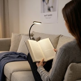 Yamenzi Zwart Van Eglo - Yamenzi is een praktische en flexibele LED-lamp met een klem waarmee je hem gemakkelijk op bijvoorbeeld een bureau, hoofdbord of plank kunt plaatsen.