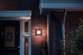 Petronia Antraciet buitenlamp Van Philips - De Philips Petronia LED-buitenlamp is gemaakt van hoogwaardig en duurzaam antracietgrijs aluminium.