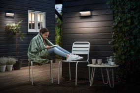 Bustan Antraciet buitenlamp Van Philips - De ultra-efficiënte buitenlampen van Philips Bustan maken gebruik van baanbrekende nieuwe technologie om de CO2-uitstoot, materiaalverspilling en het energieverbruik te verminderen.