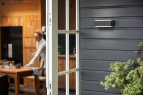 Stratosphere Antraciet buitenlamp Van Philips - Het is ontworpen om het licht over de hele muur te verspreiden.