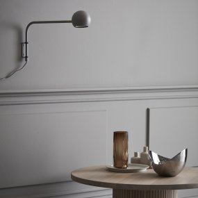 Yes! 45cm Grijs wandlamp Van CO Bankeryd - Deze wandlamp kan uitstekend gebruikt worden in de woonkamer naast een bank of fauteuil, maar ook in een gang of boven een dressoir, waar hij een moderne uitstraling aan de kamer geeft.