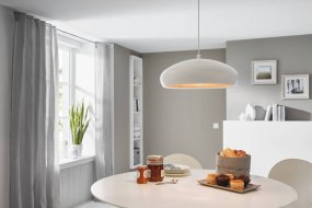 Mogano Ø40 Wit hanglamp Van Eglo - Met zijn zacht afgeronde vorm in de kleur wit en koper creëert hij een warme en comfortabele sfeer, perfect voor in de eetkamer, woonkamer of hal.