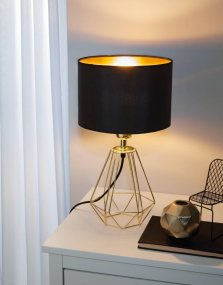 Carlton 30cm Messing tafellamp Van Eglo - Deze elegante tafellamp combineert een zwarte lampenkap met een geometrische voet van goudkleurig metaal, wat hem een exclusieve en moderne uitstraling geeft.
