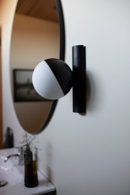 Contur Ø15 Zwart badkamerlamp Van Globen Lighting - De Contur wandlamp is een grafische lamp die perfect past in een moderne omgeving.