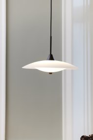 Baroni Ø35 Zwart Van Halo Design - Het mondgeblazen opaalglas in combinatie met het geborstelde zwarte metaal zorgt voor een tijdloos design.