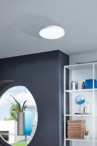 Fueva 5 28cm Wit badkamerlamp Van Eglo - De ronde vorm en de witte diffuser verspreiden een gelijkmatig en aangenaam licht, ideaal voor het verlichten van zowel kleine als grote ruimtes.