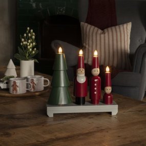 Adventskandelaar Kerstman Rood/groen Van Konstsmide - Deze kaarsenhouder is een uitstekende keuze voor wie een adventkaarsenhouder zoekt met een speelse en persoonlijke touch.