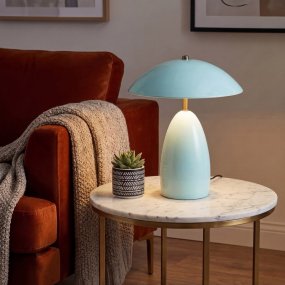 Poppy 35cm Lichtblauw Van Elstead Lighting - De lamp heeft een geïntegreerde 11,5W LED met een lichtopbrengst van 761 lumen en een warmwitte kleurtemperatuur van 3000K.