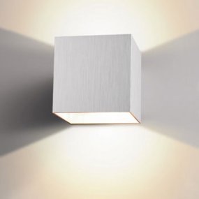 Alu Box 12cm Aluminium wandlamp Van Lampan - Het unieke ontwerp zorgt voor een prachtig op- en neergaand licht dat zachtjes op de muur valt en de kamer een aangename en uitnodigende sfeer geeft.