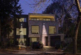 Flood Sensor 10W Zwart solarlamp Van Ledvance - De ingebouwde PIR-bewegingssensor en daglichtsensor zorgen ervoor dat de lamp automatisch aangaat als er beweging is in het donker.