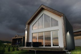 Flood Sensor 10W Zwart solarlamp Van Ledvance - De ingebouwde PIR-bewegingssensor en daglichtsensor zorgen ervoor dat de lamp automatisch aangaat als er beweging is in het donker.