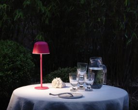 Table USB 30cm Magenta Draagbare Van Ledvance - Table USB is een stijlvolle en praktische tafellamp met een aanraaksensor voor aan/uit.