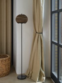 Cardboard Ball Bruin vloerlamp Van Ledvance - De lampenkap, die uit meerdere lagen karton bestaat, creëert een prachtig lichtspel in de kamer wanneer deze brandt en draagt bij aan een warme en natuurlijke sfeer.