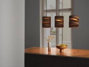 Cardboard Cylinder 83cm Bruin hanglamp Van Ledvance - De lampenkappen, die uit meerdere lagen karton bestaan, creëren bij het aanzetten een prachtig lichtspel in de kamer en dragen bij aan een warme en natuurlijke sfeer.