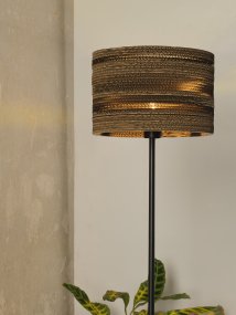 Cardboard Cylinder Bruin vloerlamp Van Ledvance - De lampenkap, die uit meerdere lagen karton bestaat, creëert een prachtig lichtspel in de kamer wanneer deze brandt en draagt bij aan een warme en natuurlijke sfeer.