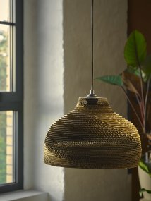 Cardboard Hat Ø36 Bruin hanglamp Van Ledvance - De lampenkap, die uit meerdere lagen karton bestaat, creëert een prachtig lichtspel in de kamer wanneer deze brandt en draagt bij aan een warme en natuurlijke sfeer.