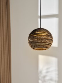 Cardboard Ball Ø26 Bruin hanglamp Van Ledvance - De ronde lampenkap, gemaakt van meerdere lagen karton, creëert een prachtig lichtspel in de kamer wanneer deze brandt en draagt bij aan een warme en natuurlijke sfeer.