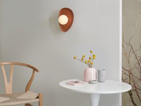 Clay Nest 26cm Bruin wandlamp Van Ledvance - Glaskupan i opal som omfamnar ljusk&auml;llan skapar ett fint och bl&auml;ndfritt ljus i rummet.