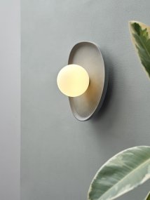 Concrete Nest 26cm Grijs wandlamp Van Ledvance - Glaskupan i opal som omfamnar ljusk&auml;llan skapar ett fint och bl&auml;ndfritt ljus i rummet.