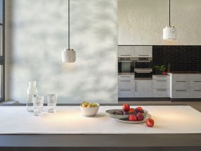 Terrazzo Ball Ø10 Wit hanglamp Van Ledvance - Detaljerna i m&auml;ssing bidrar med en elegans till rummet.