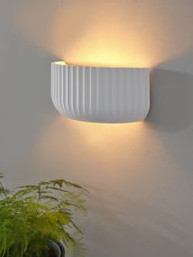 Plaster Routes 30cm Wit wandlamp Van Ledvance - Plaster Routes &auml;r en modern v&auml;gglampa gjord av gips.
