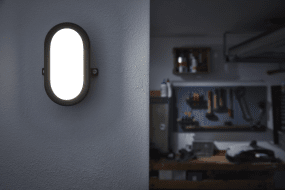 Bulkhead 6W Zwart Van Ledvance - Bulkhead &auml;r en smidig belysningl&ouml;sning f&ouml;r dig som beh&ouml;ver en enkel lampa med bra ljus i t.