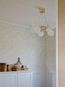 Molekyl Ø50 Mat messing hanglamp Van Aneta Lighting - Met zijn bolvormige glazen koepels, die als moleculen rond een gouden frame zweven, verspreidt het een zacht en aangenaam licht in de kamer.