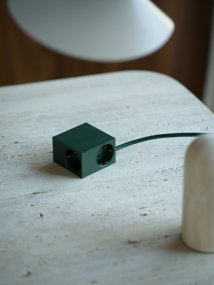 Cuboid Donkergroen Van Kord - Meerdere montagemogelijkheden - Bevestig direct op metalen oppervlakken met de magnetische zijkanten, gebruik de meegeleverde wrijvingsvlakhouder voor een stabiele plaatsing op tafel of bevestig hem aan de muur met 3M-tape voor een discreet en gemakkelijk bereikbaar stopcontact.
