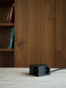 Cuboid Zwart Van Kord - Meerdere montagemogelijkheden - Bevestig direct op metalen oppervlakken met de magnetische zijkanten, gebruik de meegeleverde wrijvingsoppervlakhouder voor een stabiele plaatsing op tafel of bevestig hem aan de muur met 3M-tape voor een discreet en gemakkelijk bereikbaar stopcontact.