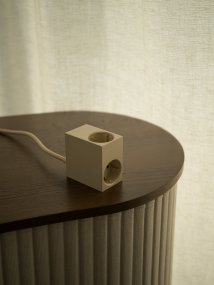 Cuboid Parelmoer Ivoor Van Kord - Meerdere montagemogelijkheden - Direct te bevestigen op metalen oppervlakken met de magnetische zijkanten, gebruik de meegeleverde wrijvingsoppervlakhouder voor een stabiele plaatsing op tafel of bevestig hem aan de muur met 3M-tape voor een discreet en gemakkelijk bereikbaar stopcontact.
