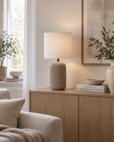 Palizzo 33cm Bruin tafellamp Van Nordic Lighting - De voet heeft een matte, zandkleurige afwerking in een warme bruine tint en een geribbelde structuur die de lamp een zachte en decoratieve uitstraling geeft.