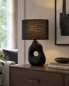 Pikazo 45cm Zwart tafellamp Van Lampan - De zwarte Pikazo tafellamp heeft een unieke keramische voet met een sculpturale vorm en een decoratief, doorlopend gat, aangevuld met een bijpassende, ovale linnen kap.